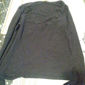 Black v-neck cropped shirt